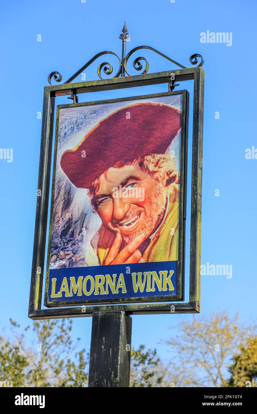 Panneau à l'extérieur du pub Lamorna Wink, Lamorna Cove, fait allusion à la contrebande, 'The Wink' étant un signal que la contrebande pourrait être obtenue, Cornwall, Angleterre Banque D'Images