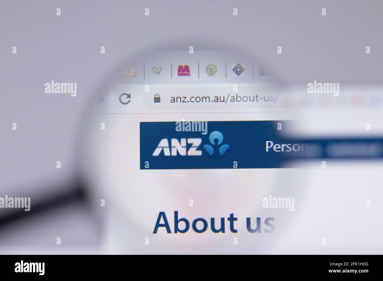 New York, Etats-Unis - 26 avril 2021 : gros plan du logo ANZ du Groupe bancaire Australie et Nouvelle-Zélande sur la page du site Web, éditorial Banque D'Images