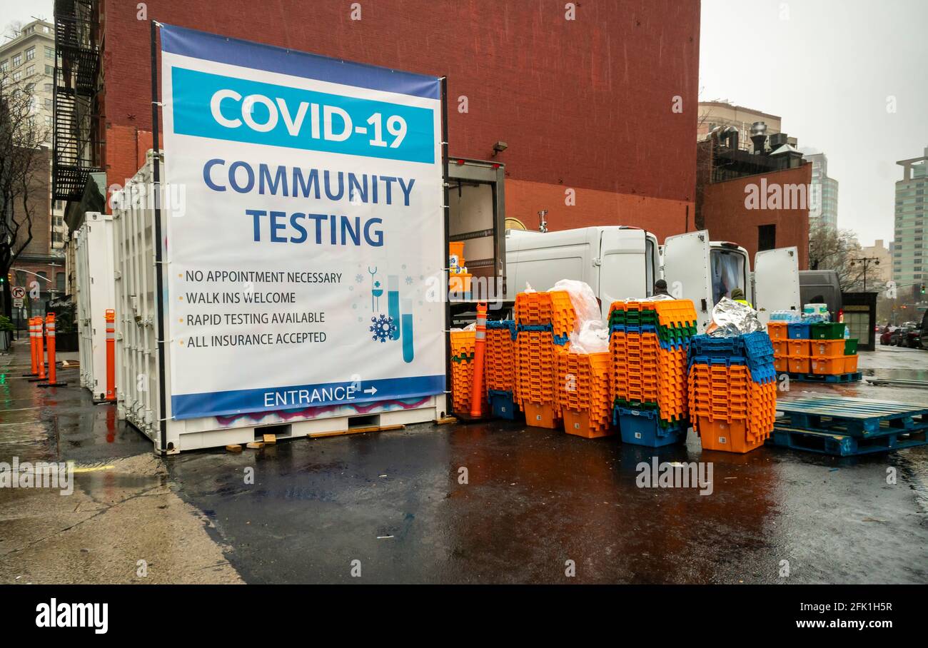 Une installation de test COVID-19 dans le quartier de Tribeca à New York partage un parking inutilisé avec Amazon distribution, vu le dimanche 11 avril 2021. (© Richard B. Levine) Banque D'Images