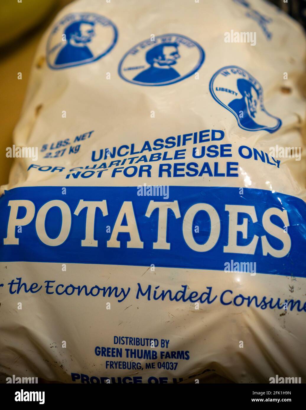 Un sac de pommes de terre destiné à être remis à des pantaises alimentaires et à d'autres organismes de bienfaisance à New York le samedi 10 avril 2021. (© Richard B. Levine) Banque D'Images