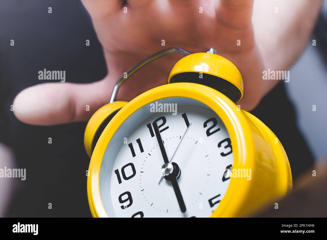 Désactiver manuellement le réveil à 6 heures dans le Matin Photo Stock -  Alamy