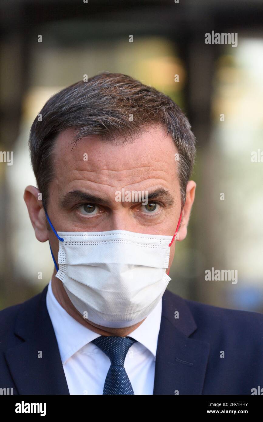 Le ministre français de la Santé Olivier Veran visite l'unité de crise de l'Agence régionale de santé (Agence régionale de Sante - ARS) de l'Ile-de-Francein Saint-Denis, France le 27 avril 2021. Photo de Jacques Witt/Pool/ABACAPRESS.COM Banque D'Images