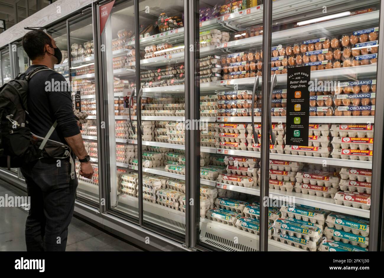 Le client choisit parmi une grande variété d'œufs en vente dans un supermarché de New York le dimanche 18 avril 2021. (© Richard B. Levine) Banque D'Images