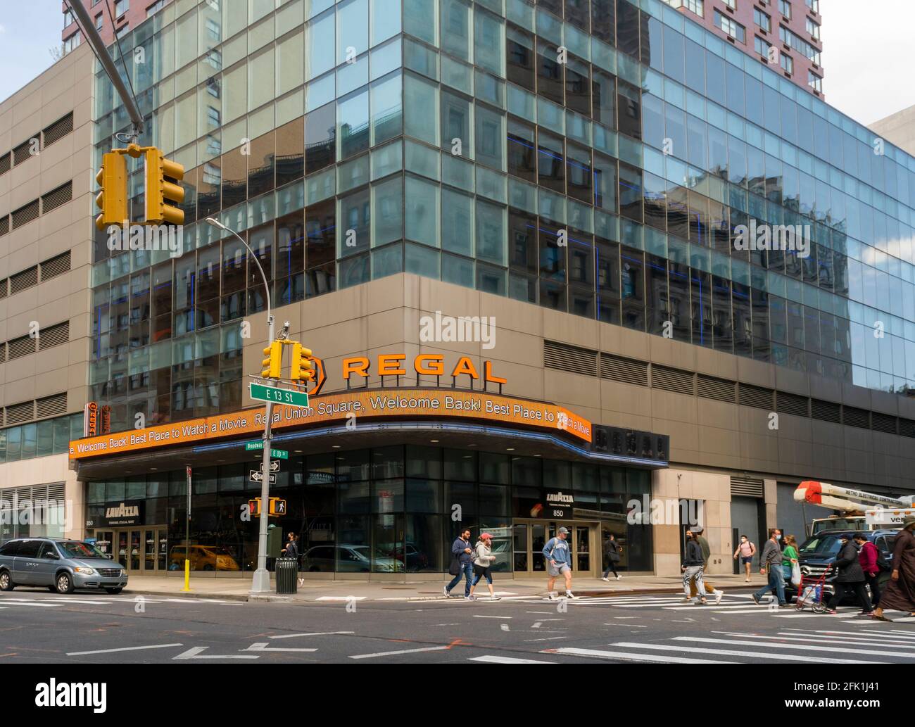 Regal Cinemas multiplex dans le quartier de Greenwich Village à New York le mardi 20 avril 2020. Gov. NYS Andrew Cuomo a annoncé que le 26 avril, les salles de cinéma de New York peuvent augmenter leur capacité à 33% de 25%. (© Richard B. Levine) Banque D'Images