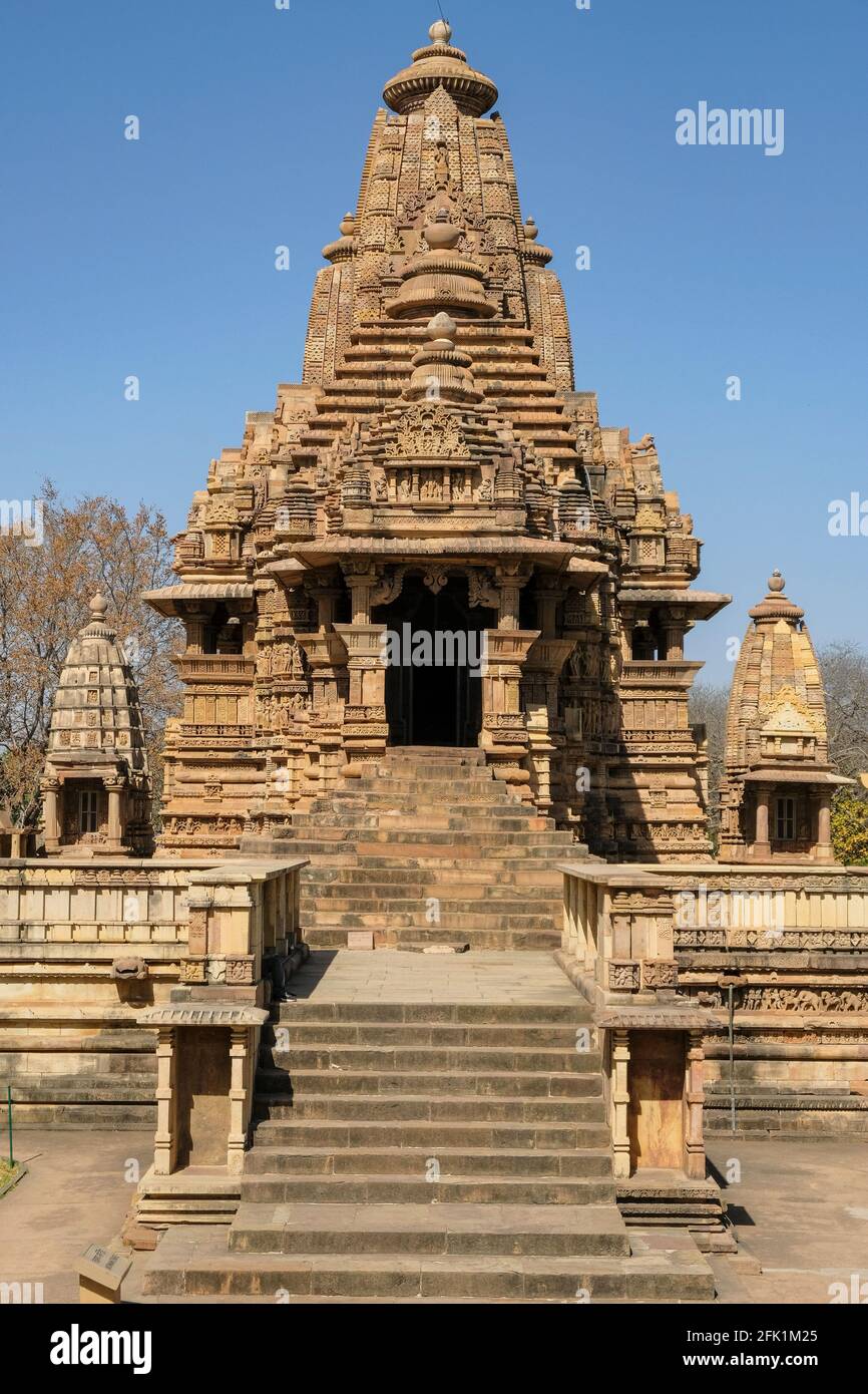 Le temple de Lakshmana à Khajuraho, Madhya Pradesh, Inde. Fait partie du Groupe de monuments de Khajuraho, un site du patrimoine mondial de l'UNESCO. Banque D'Images