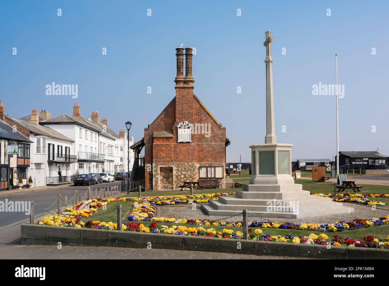 Mémorial de guerre d'Aldeburgh, vue en été de la croix du mémorial de guerre et du hall de Moot du XVIe siècle situé sur le front de mer d'Aldeburgh, Suffolk, Angleterre, Royaume-Uni Banque D'Images