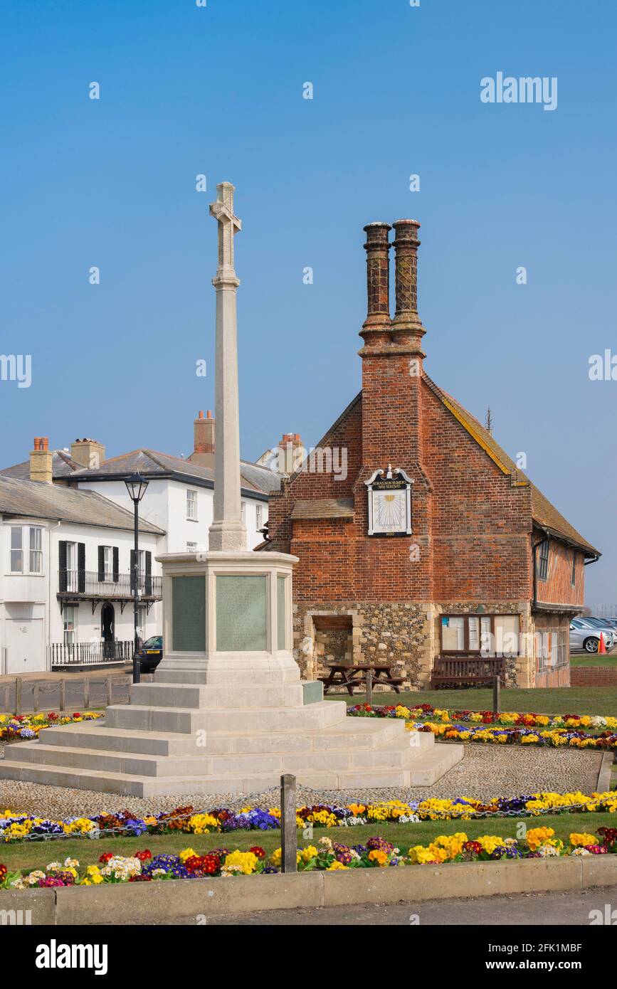 Mémorial de guerre d'Aldeburgh, vue en été de la croix du mémorial de guerre et du hall de Moot du XVIe siècle situé sur le front de mer d'Aldeburgh, Suffolk, Angleterre, Royaume-Uni Banque D'Images