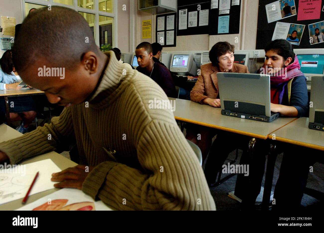 Estelle Mooris, secrétaire à l'éducation, à l'Académie William Moris Hammersmith ce matin le jour où le papier vert est sorti.12 Février 2002 photo Andy Paradise Banque D'Images