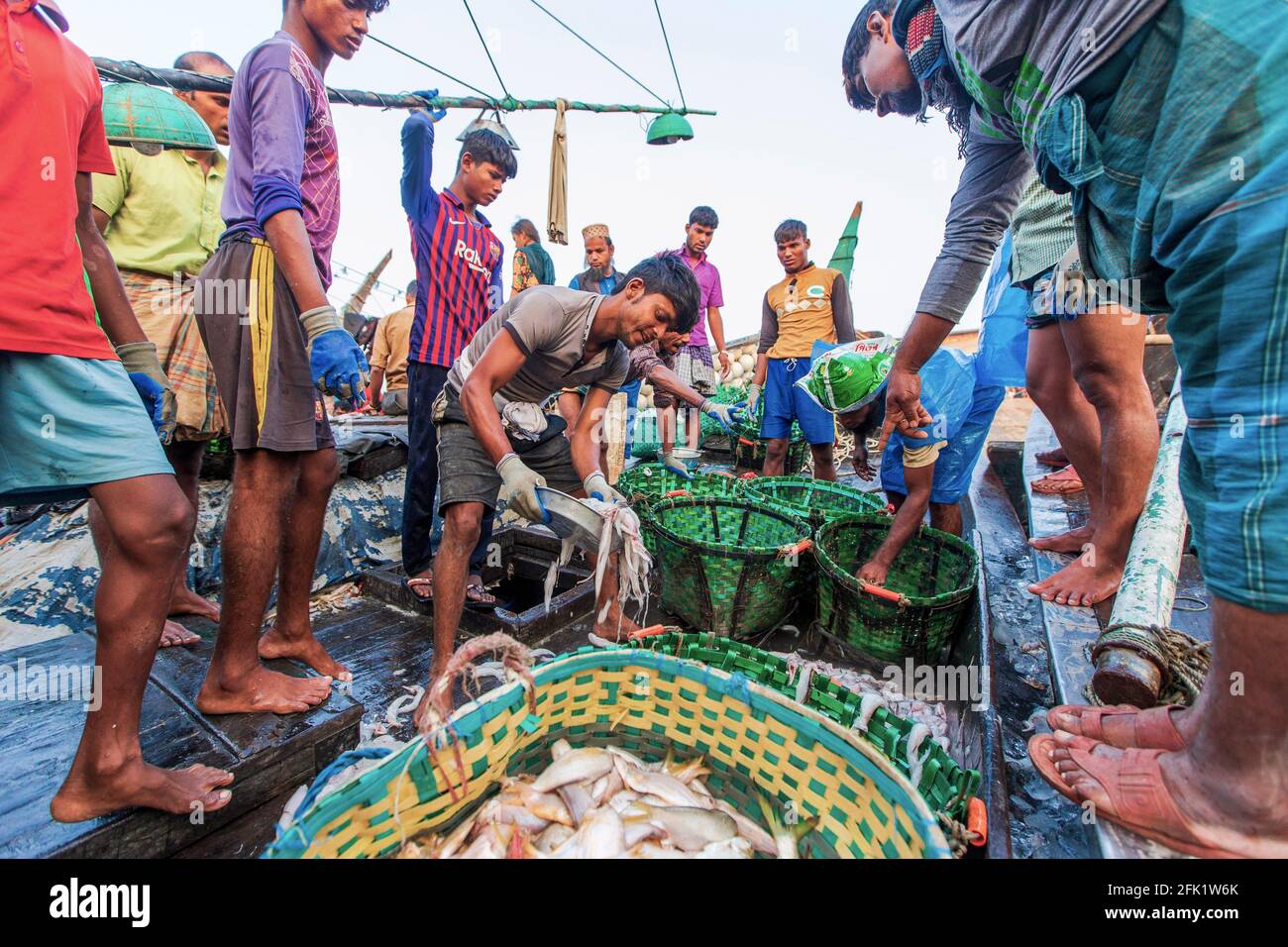 Les pêcheurs sont occupés à vendre du poisson des chalutiers à la pêche de Ghat à Chittagong. Banque D'Images