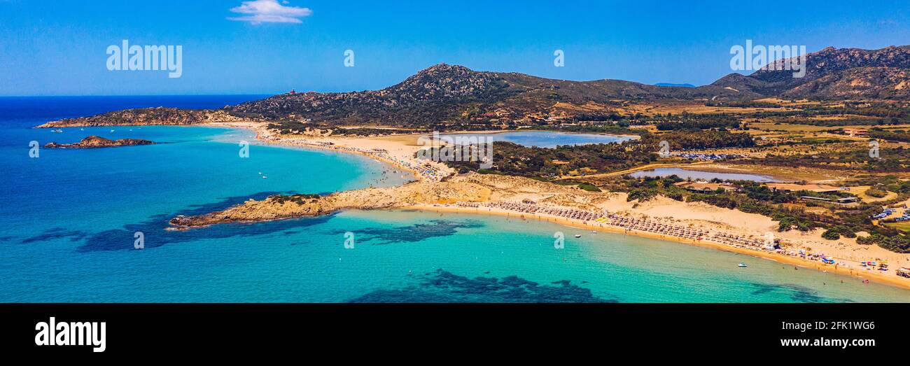 Panorama des magnifiques plages de Chia, Sardaigne, Italie. Vue sur la magnifique baie de Chia et les magnifiques plages, l'île de Sardaigne, l'Italie. Belle mer an Banque D'Images