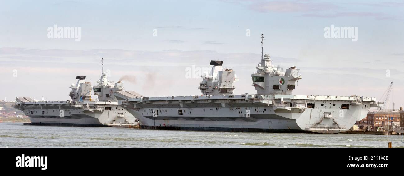 Le HMS Queen Elizabeth RO8 et le HMS Prince de Galles RO9 porte-avions de la Marine royale britannique amarrés à la base navale de Portsmouth, dans le Hampshire. Banque D'Images