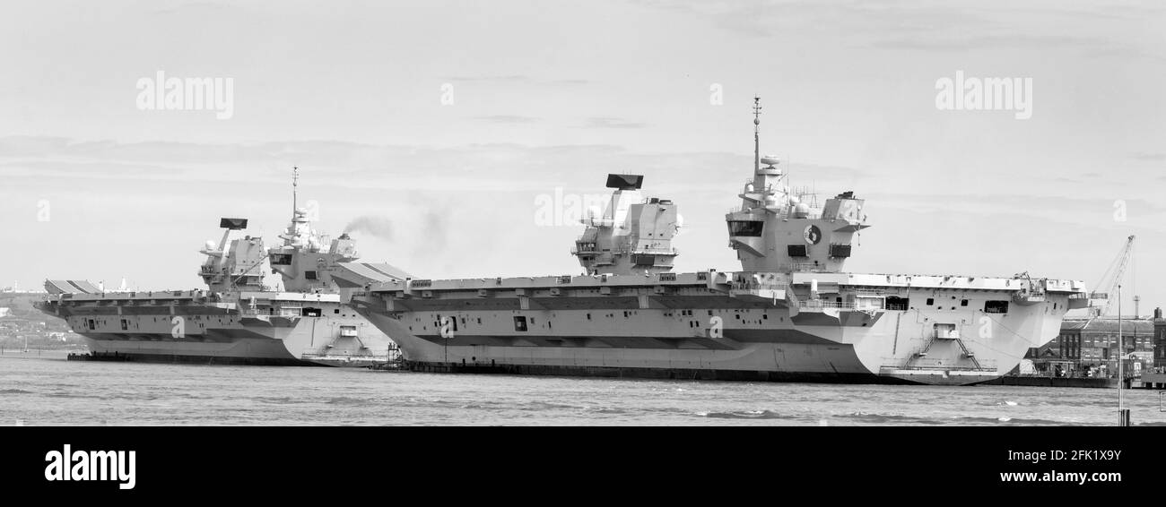 Le HMS Queen Elizabeth RO8 et le HMS Prince de Galles RO9 porte-avions de la Marine royale britannique amarrés à la base navale de Portsmouth, dans le Hampshire. Banque D'Images