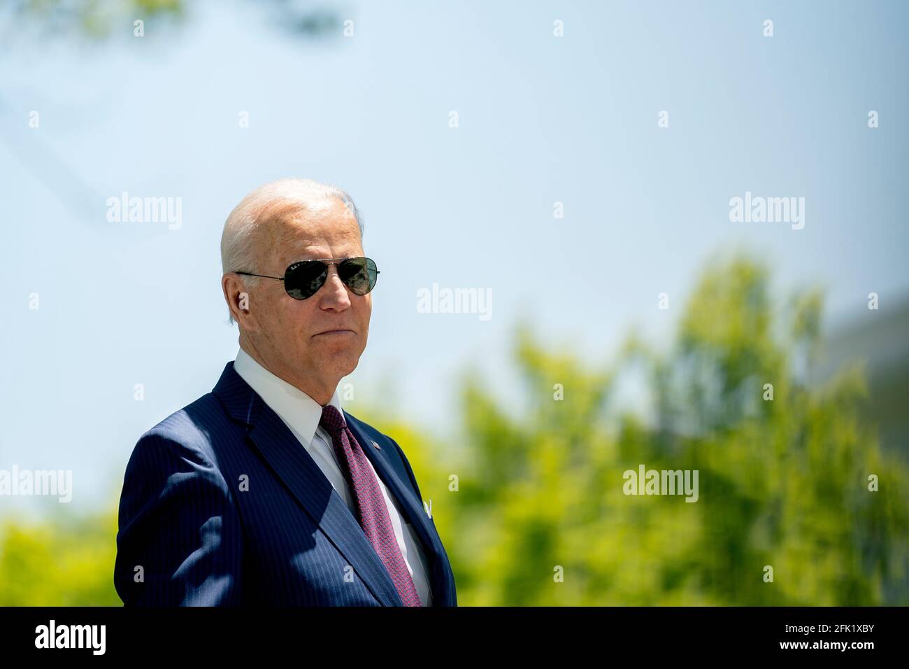 Le président américain Joe Biden parle de la pelouse nord de la Maison Blanche à Washington, D.C., aux États-Unis, le mardi 27 avril, 2021. Les Américains entièrement vaccinés peuvent être démasqués lorsqu'ils font de l'exercice, dînent et socialisent à l'extérieur en petits groupes, ont déclaré aujourd'hui les responsables de la santé fédéraux, et peuvent se réunir à l'intérieur avec d'autres personnes et membres de leur famille entièrement vaccinés sans masque ni distanciation sociale. Photographe: Stefani Reynolds/Pool/Sipa USA Banque D'Images