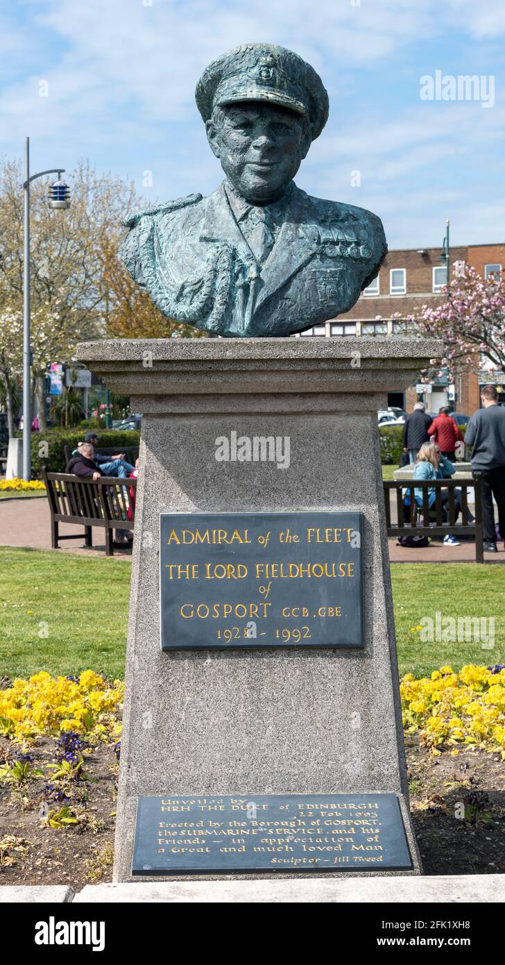Buste de l'ancien amiral de la flotte John David Elliott Fieldhouse Baron Fieldhouse de Gosport à Falklands Gardens, Gosport, Hampshire, Angleterre, Royaume-Uni. Banque D'Images