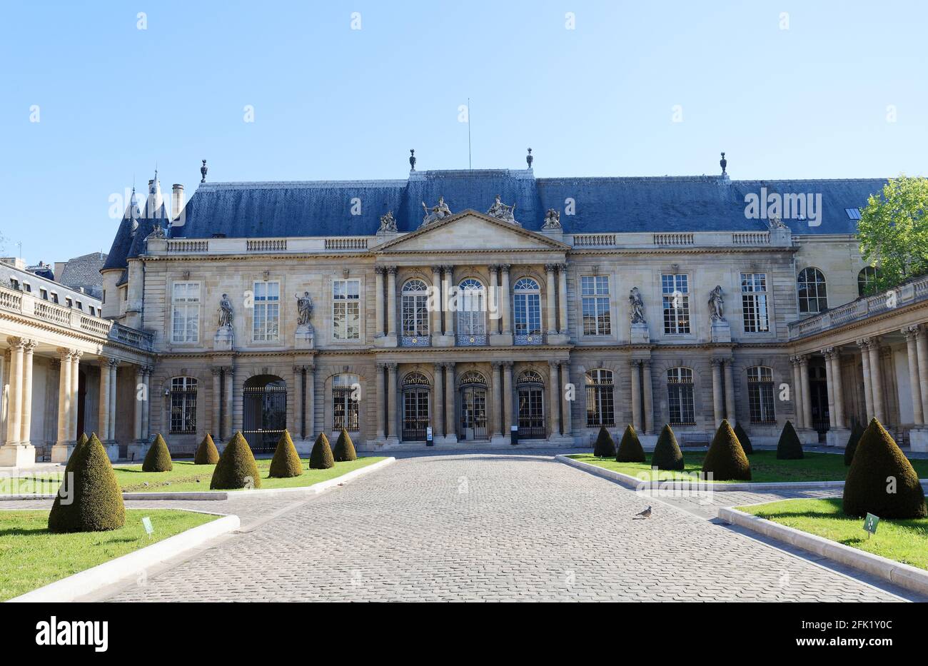 Les Archives nationales sont situées depuis 1808 dans un groupe de bâtiments comprenant l'Hôtel de Soubise et l'Hôtel de Rohan dans le quartier du Marais. Paris . Banque D'Images