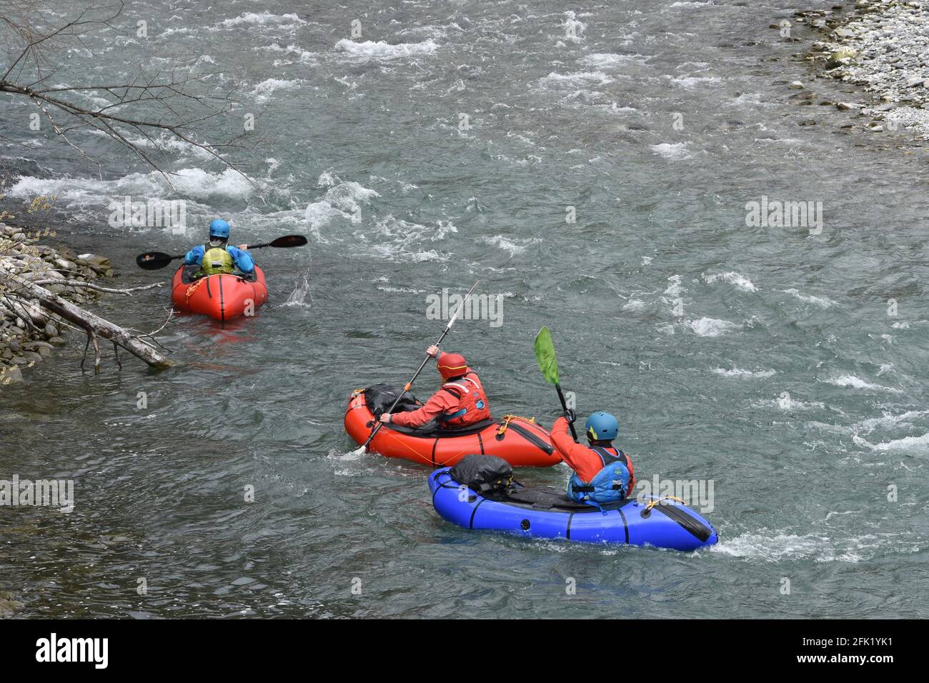 Kayakistes sur l'eau vive dans la gorge du Rhin Ruinaulta en Suisse dans la vue arrière. Banque D'Images