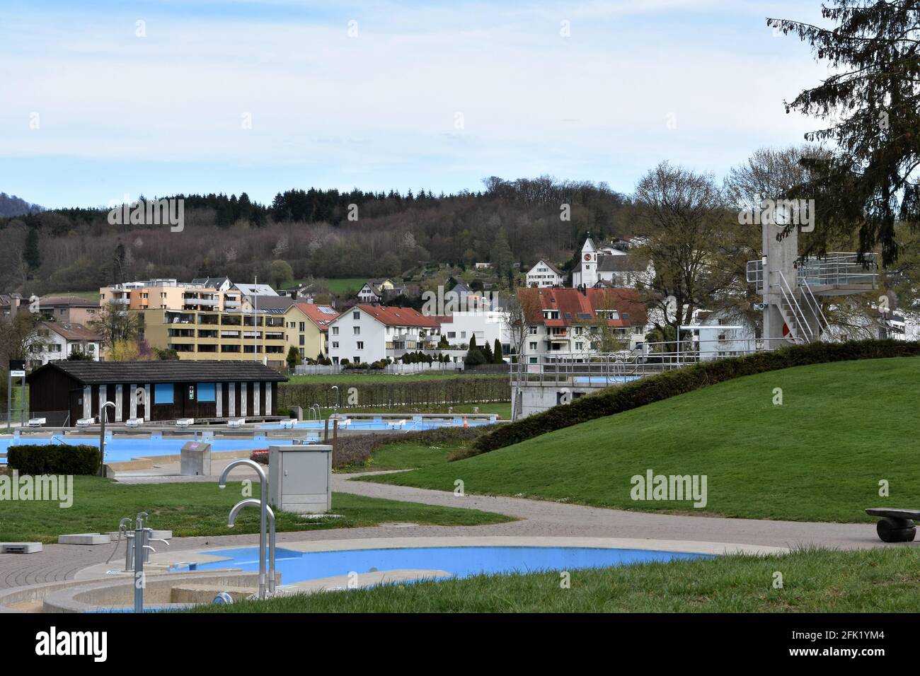Piscine publique dans le village de Birmensdorf , canton de Zurich, Suisse. Les piscines sont peintes en bleu clair et sont vides. Banque D'Images