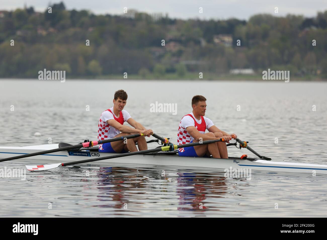 Goran Mahmutovic et David Sain, de Croatie, participent à la compétition Double Sculpls demi-fénal pour hommes C/D 1 le jour 2 à Les Championnats d'Europe d'aviron du lac V. Banque D'Images