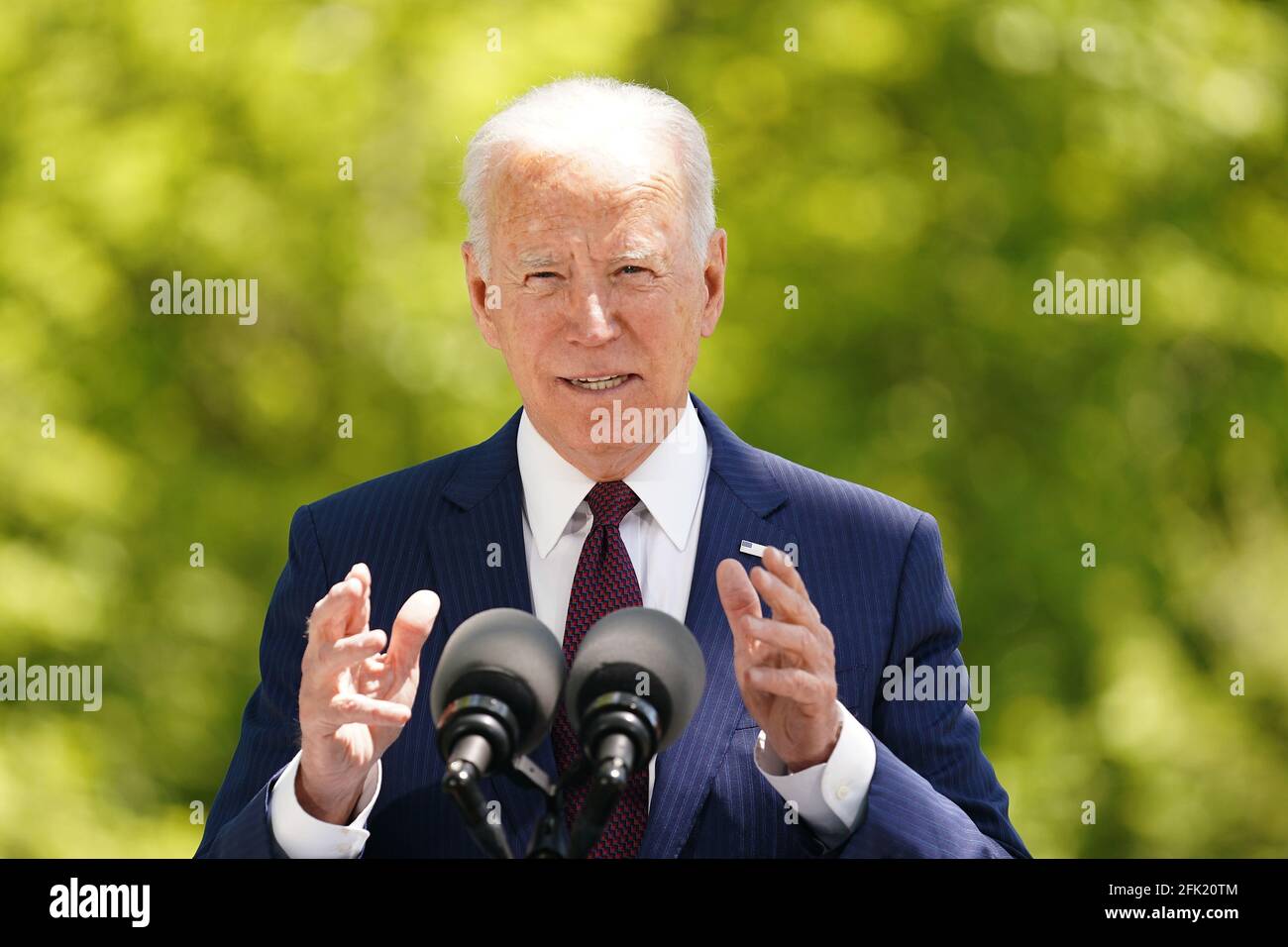 Washington, États-Unis. 27 avril 2021. Le président américain Joe Biden parle de la pelouse nord de la Maison Blanche à Washington, DC, le mardi 27 avril 2021. Les Américains entièrement vaccinés peuvent être démasqués lorsqu'ils font de l'exercice, dînent et socialisent à l'extérieur en petits groupes, ont déclaré aujourd'hui les autorités sanitaires fédérales, et peuvent se réunir à l'intérieur avec d'autres personnes et membres de leur famille entièrement vaccinés sans masque ni distanciation sociale. Photo par Stefani Reynolds/UPI crédit: UPI/Alay Live News Banque D'Images