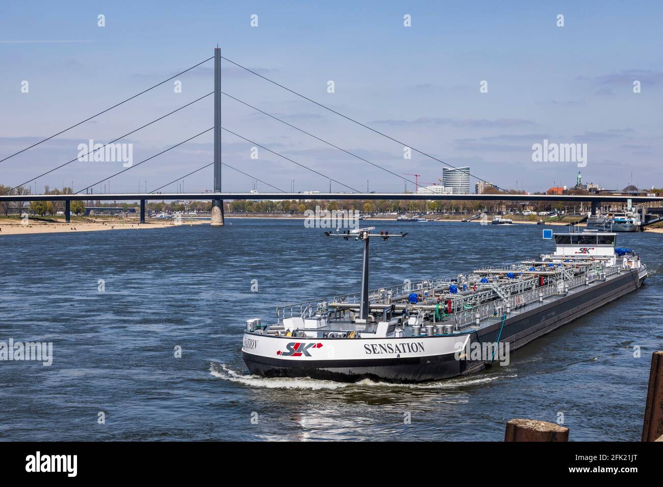 Navigation sur le Rhin à Düsseldorf, Rhénanie-du-Nord-Westphalie, Allemagne, Europe Banque D'Images