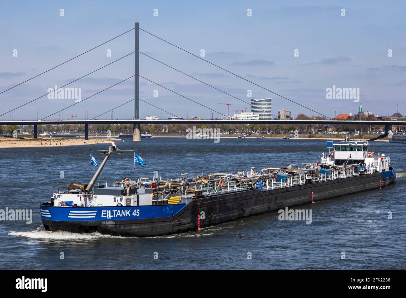 Navigation sur le Rhin à Düsseldorf, Rhénanie-du-Nord-Westphalie, Allemagne, Europe Banque D'Images