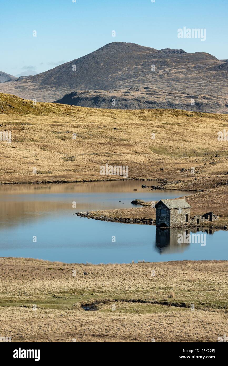 Vieille ville en pierre à Washfold point sur les rives de L'eau de Devoke avec Scafell derrière Banque D'Images