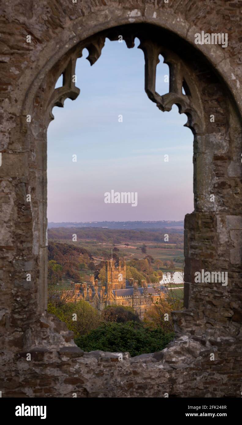 Château de Margam vu par une fenêtre dans les ruines de Capel Mair à Port Talbot, Royaume-Uni Banque D'Images