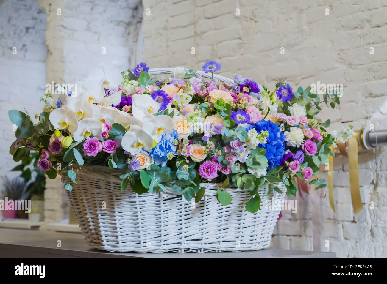 Grand panier fleuri avec fleurs au fleuriste Banque D'Images