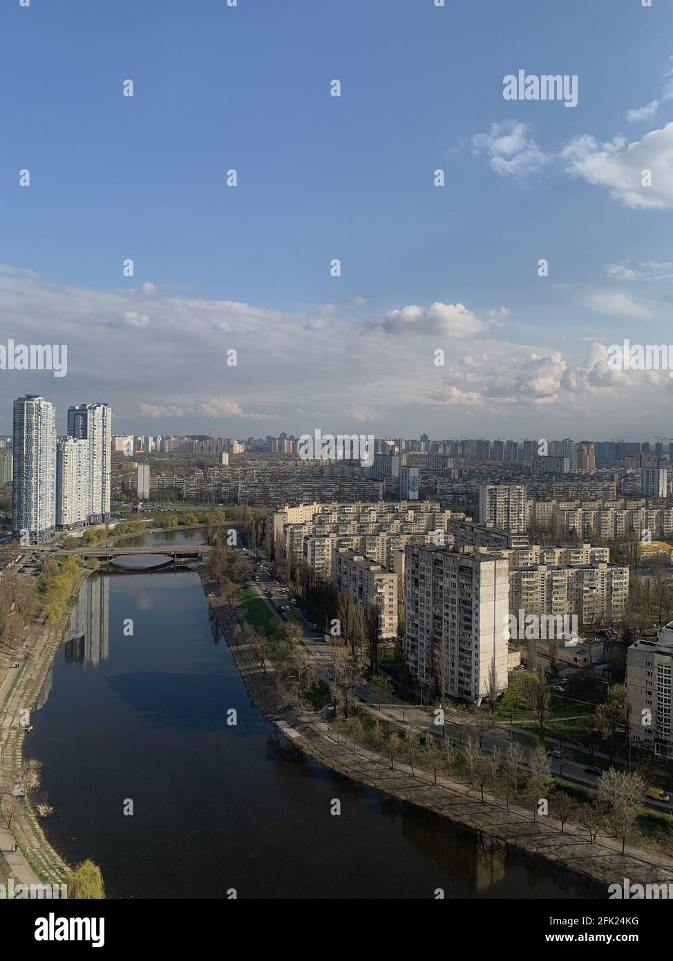 Zone résidentielle de Rusanovka à Kiev, Ukraine dans la soirée soleil. Vue aérienne du canal de Rusanivka par drone. Photo de haute qualité Banque D'Images