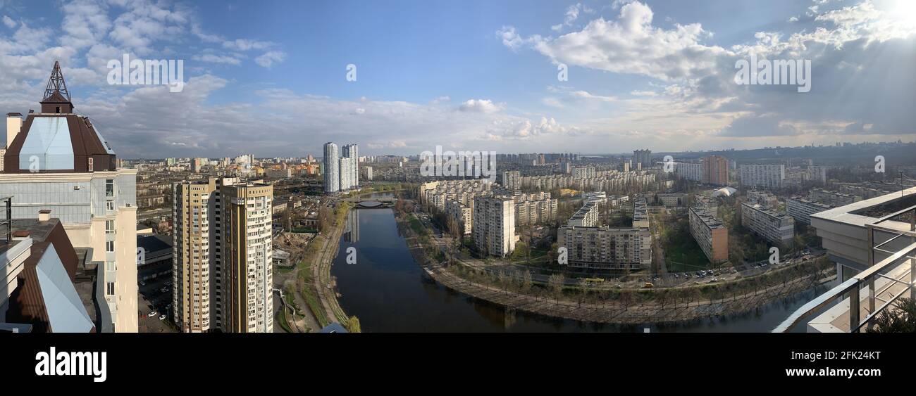 Vue panoramique sur la zone résidentielle de Rusanovka à Kiev par beau temps. Printemps sur le canal de Rusanivka, nouveaux bâtiments. Kiev , Ukraine. Photo panoramique de haute qualité Banque D'Images