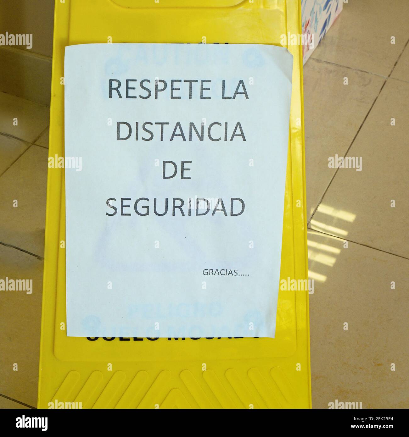 Il y a un panneau d'avertissement dans une boutique qui se lit 'Respeta la Distancia de Seguridad' en espagnol. Respecter la distance de sécurité en temps de Corona. Banque D'Images