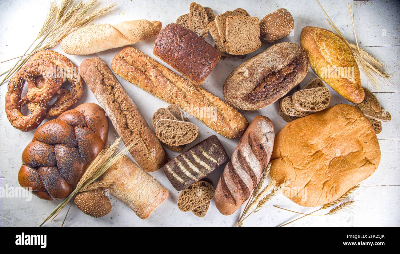 Assortiment de délicieux pains fraîchement sortis du four, sur fond blanc, vue de dessus de l'espace de copie Banque D'Images