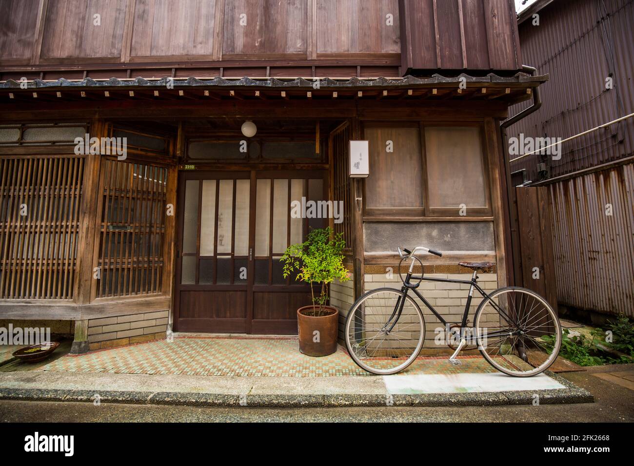 Higashiya et Machiya. Maison, boutique et bâtiment japonais traditionnels magnifiquement conservés. Edo quartier de la ville ancienne de Kanazawa. Vieilles rues pittoresques. Banque D'Images