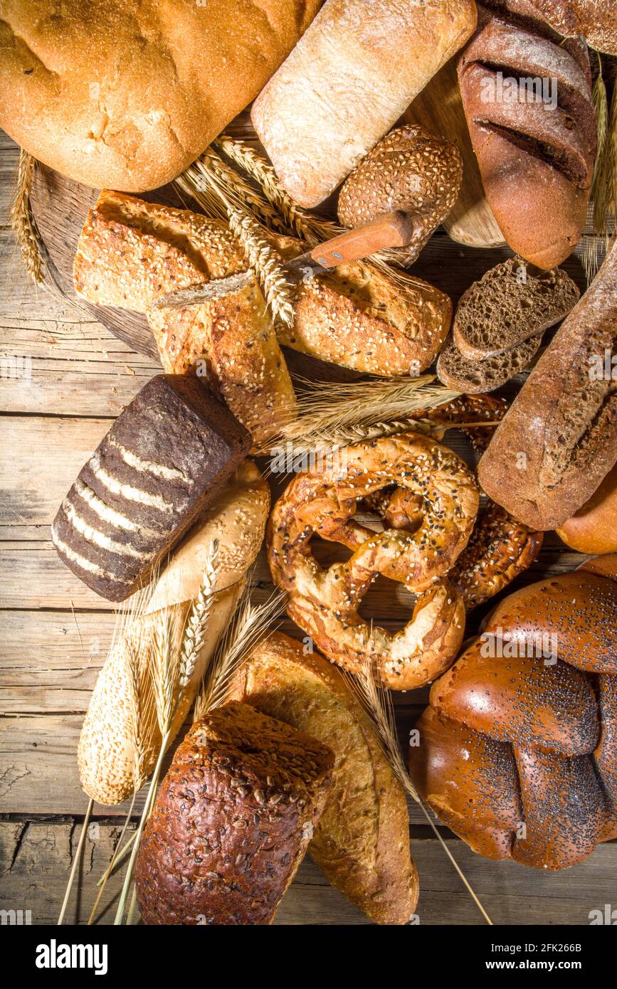 Assortiment de délicieux pains fraîchement sortis du four, sur fond de bois rustique copie espace Banque D'Images