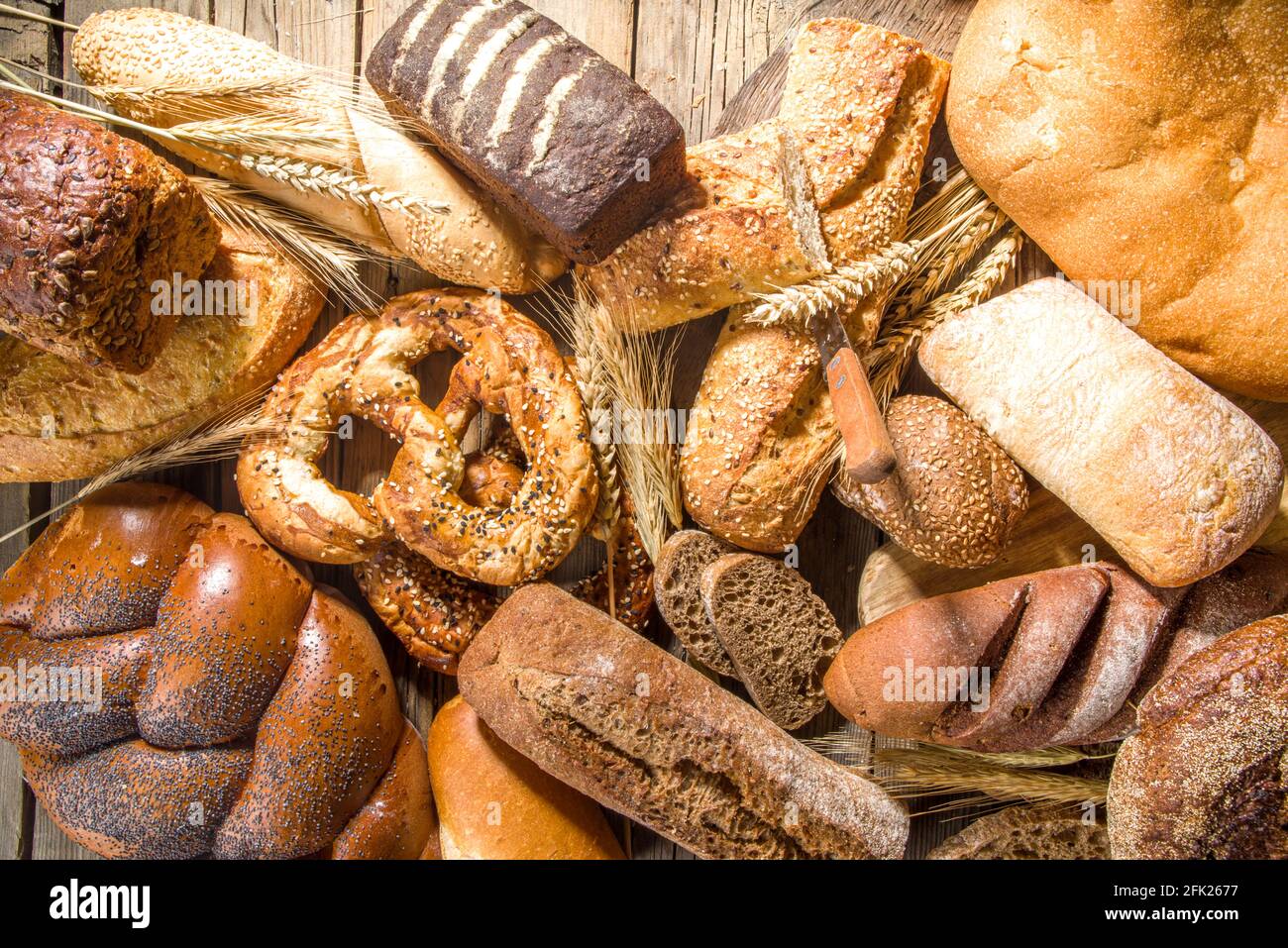 Assortiment de délicieux pains fraîchement sortis du four, sur fond de bois rustique copie espace Banque D'Images