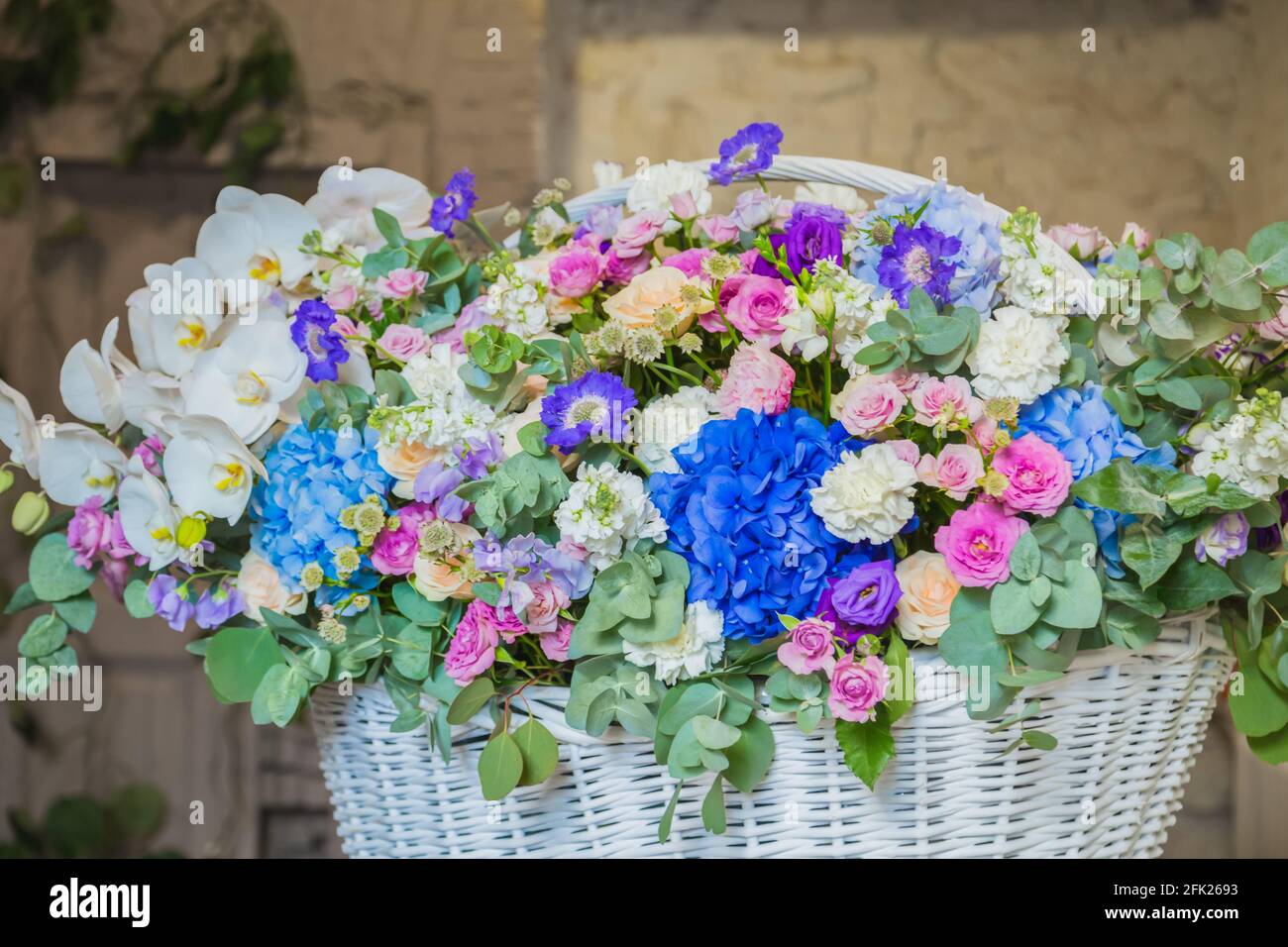 Grand panier fleuri avec fleurs au fleuriste Banque D'Images