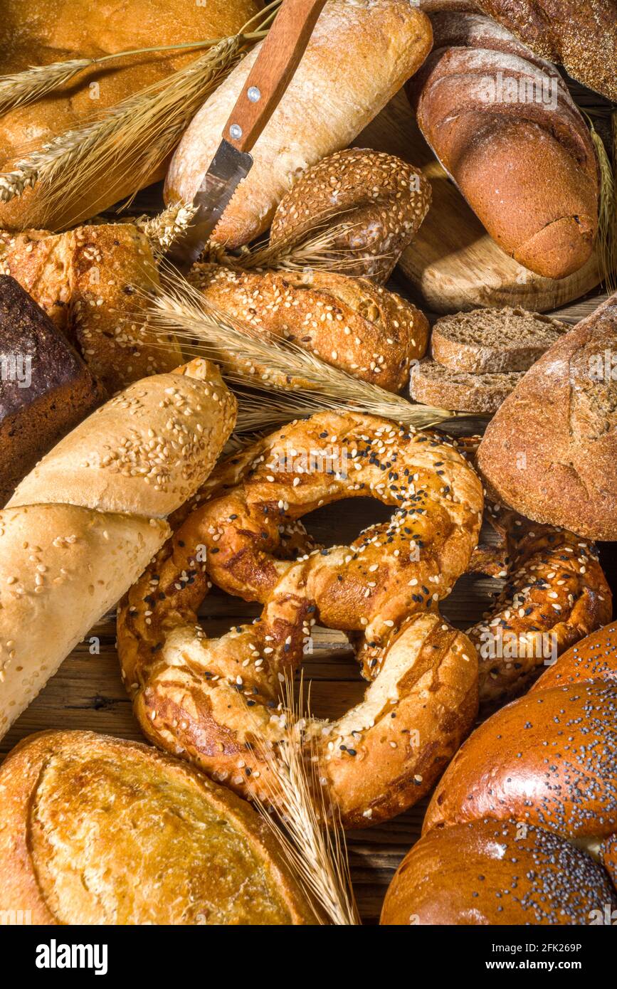 Assortiment de délicieux pains fraîchement sortis du four, sur fond de bois rustique copie espace Banque D'Images