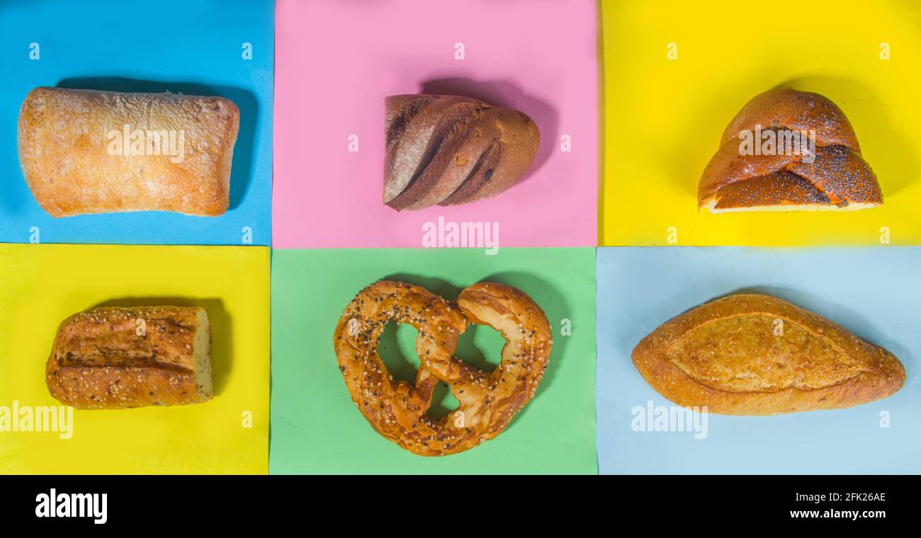 Assortiment de délicieux pains fraîchement sortis du four, sur une banderole de fond colorée et tendance avec vue sur le dessus Banque D'Images