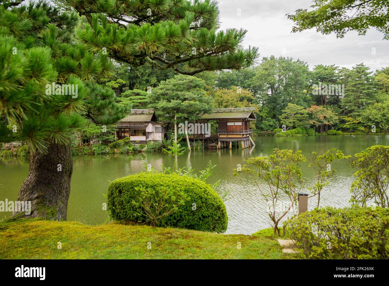 jardin-kenrokuen-jardins-kenroku-en-salon-de-th-machiya-sur-un-lac