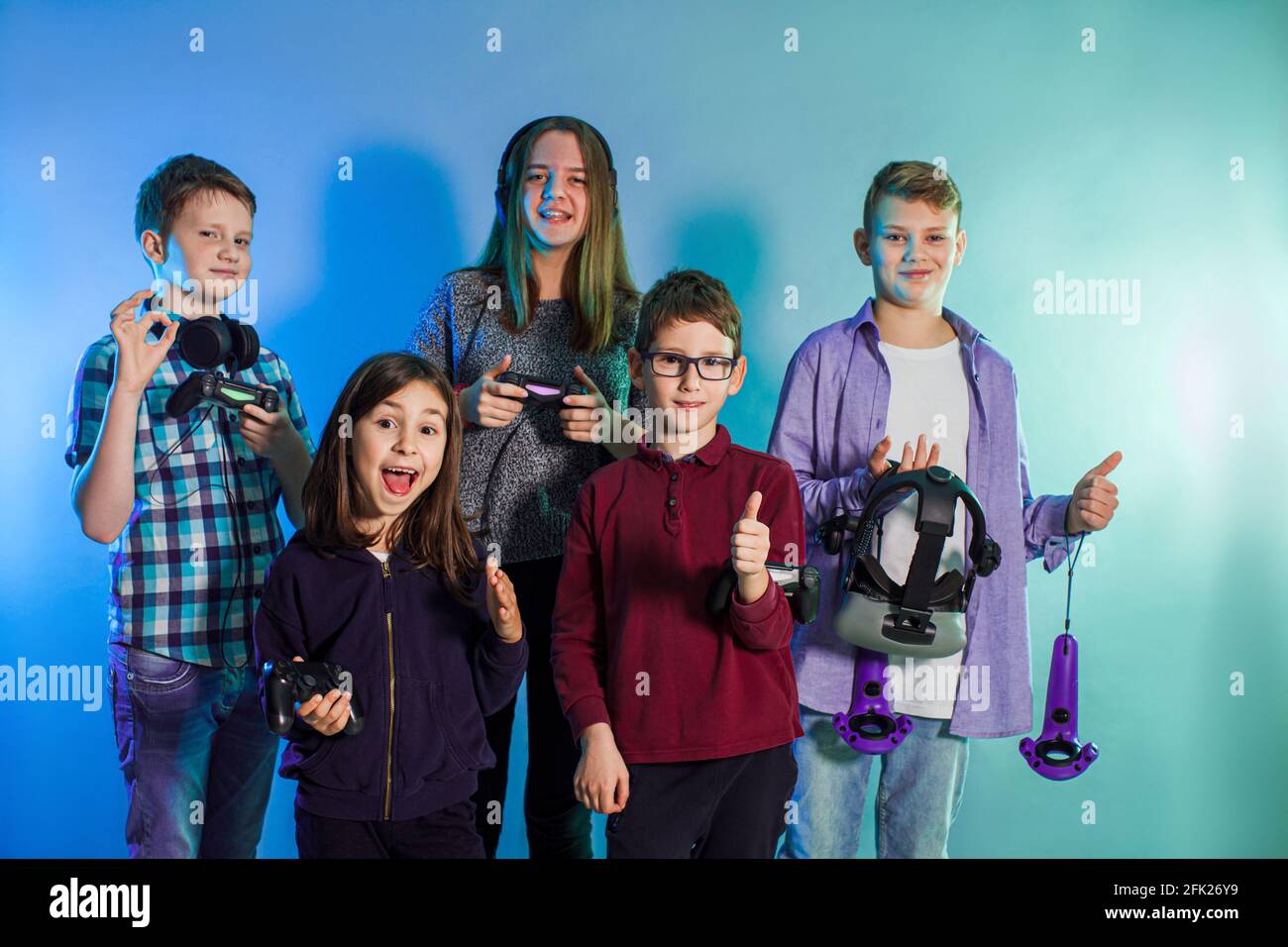 Groupe d'enfants utilisant un gadget de jeu pour la réalité virtuelle Banque D'Images