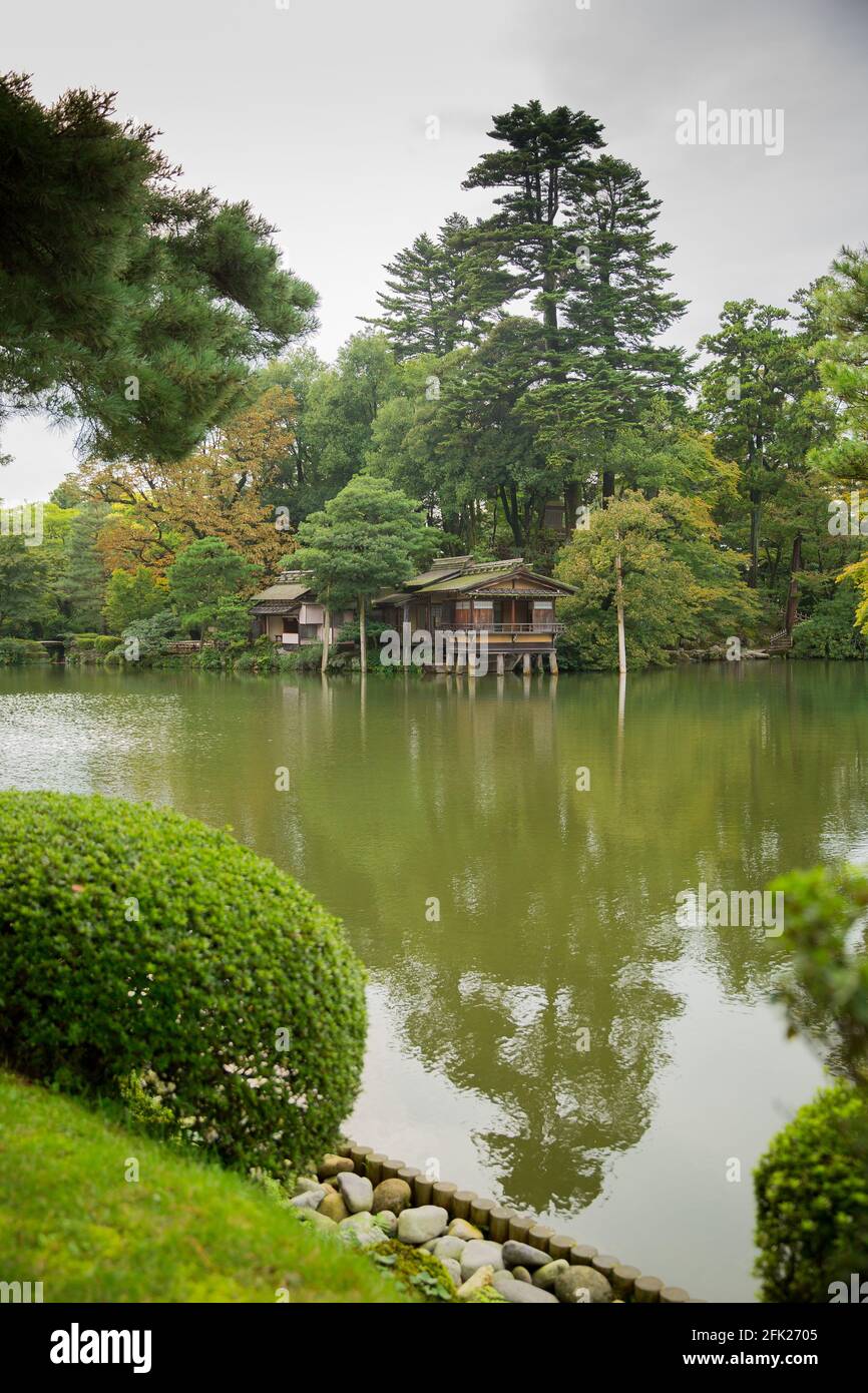 Jardin Kenrokuen, Jardins Kenroku-en, salon de thé Machiya sur un lac. Château de Kanazawa, Japon. Magnifique parc zen japonais paisible avec paysage aquatique Banque D'Images