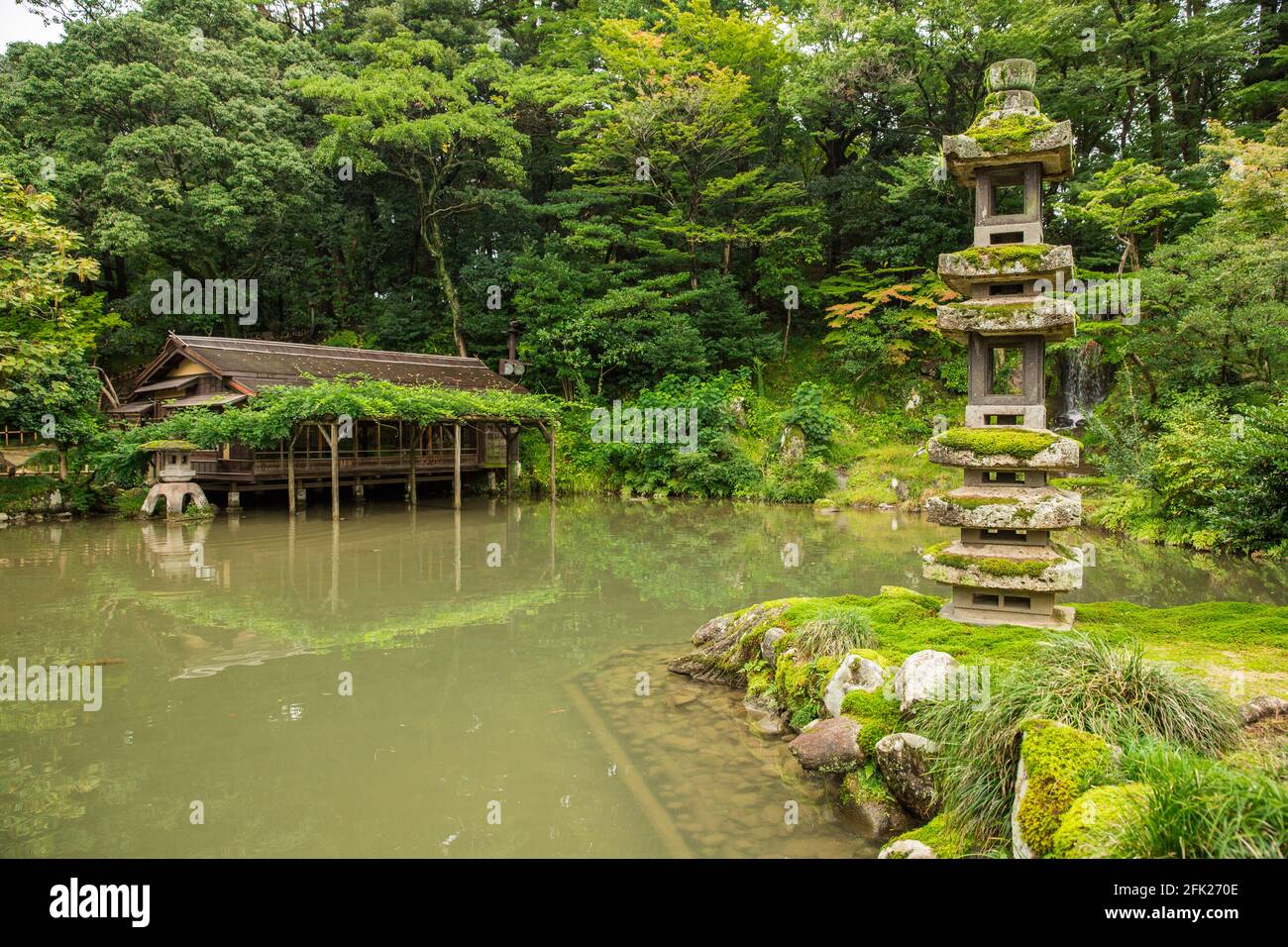Jardin Kenrokuen, Jardins Kenroku-en, salon de thé Machiya sur un lac. Château de Kanazawa, Japon. Magnifique parc zen japonais paisible avec paysage aquatique Banque D'Images