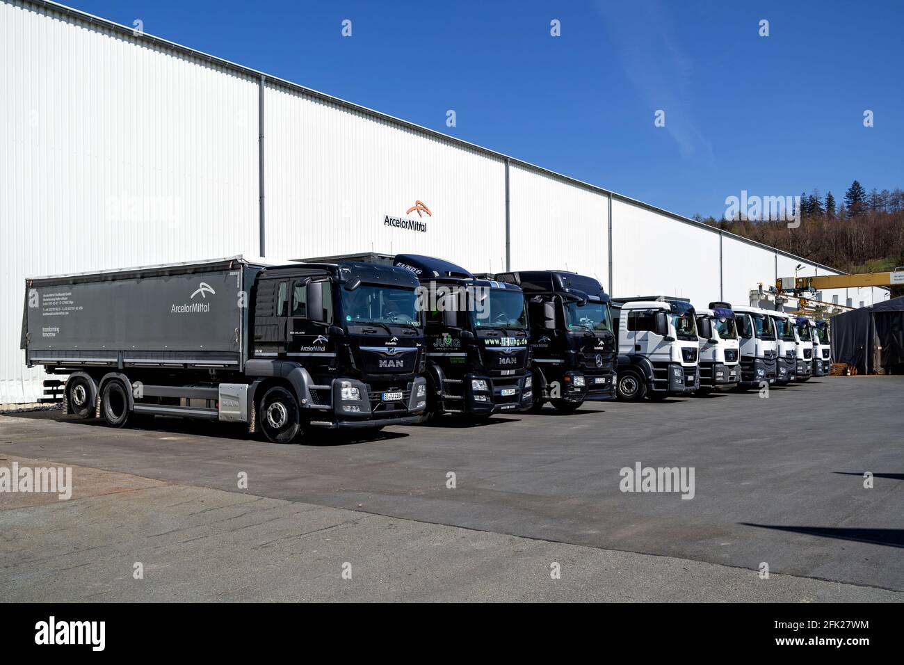 ArcelorMittal camions à l'entrepôt. Banque D'Images