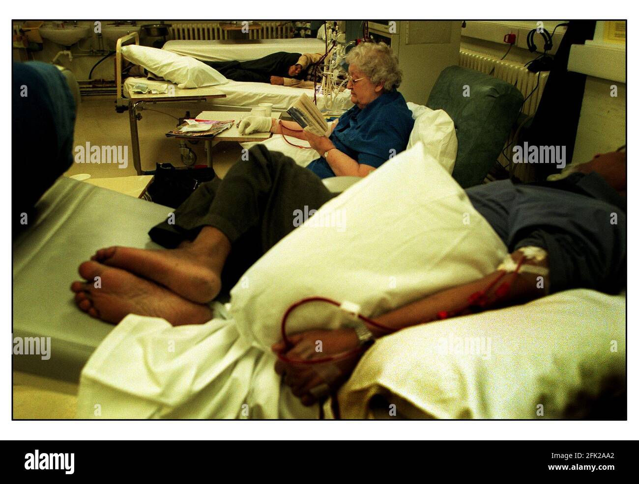 Hôpital Whitechabple à l'est de Londres. Un patient en dialyse se pose sur un lit attaché à la machine. Banque D'Images