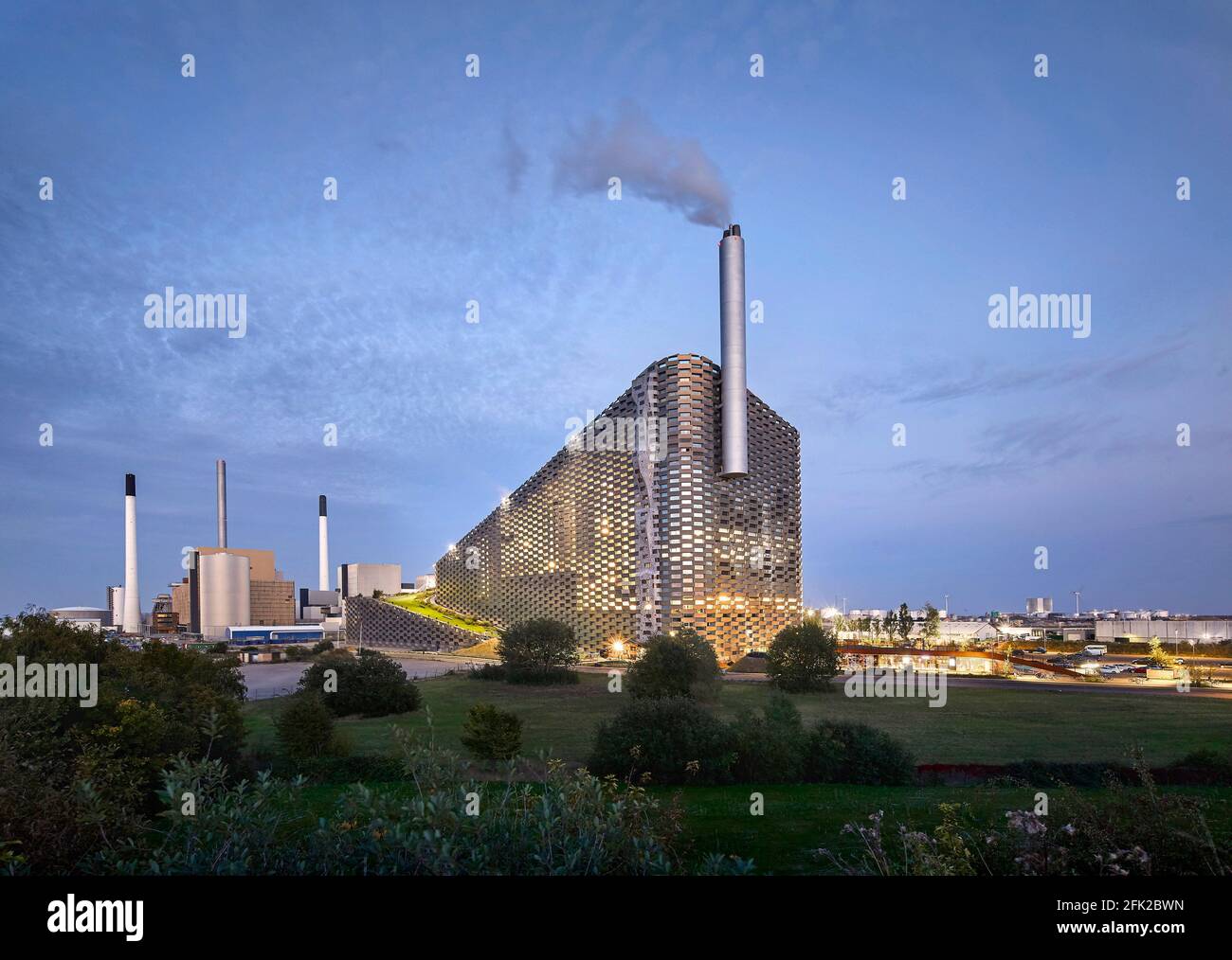 Paysage industriel avec centrale électrique au crépuscule. Centrale électrique de CoppenHill, Copenhague, Danemark. Architecte: GROUPE BIG Bjarke Ingels, 2019. Banque D'Images