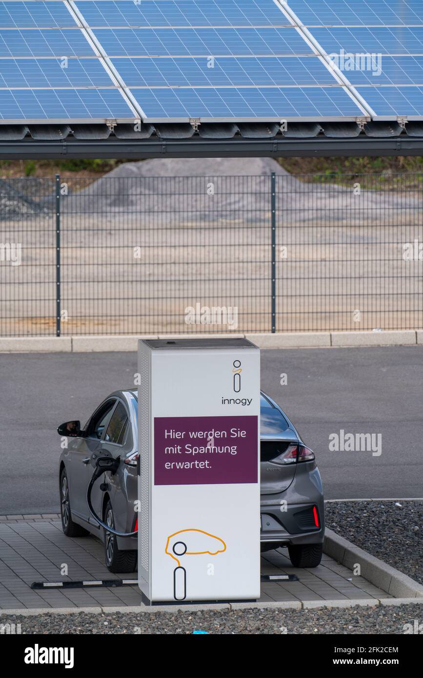 Station de charge pour voitures électriques, station de charge rapide, en partie à partir de l'énergie solaire du toit, d'Innogy et des services publics municipaux de Duisburg, ve Banque D'Images