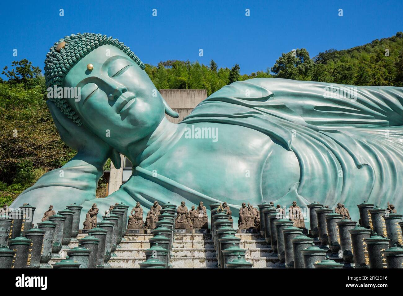 Temple bouddhiste Nazoin avec Bouddha couché. Ciel bleu et statue turquoise sur le côté. Bouddha le plus long du monde. Fukuoka, Japon Banque D'Images