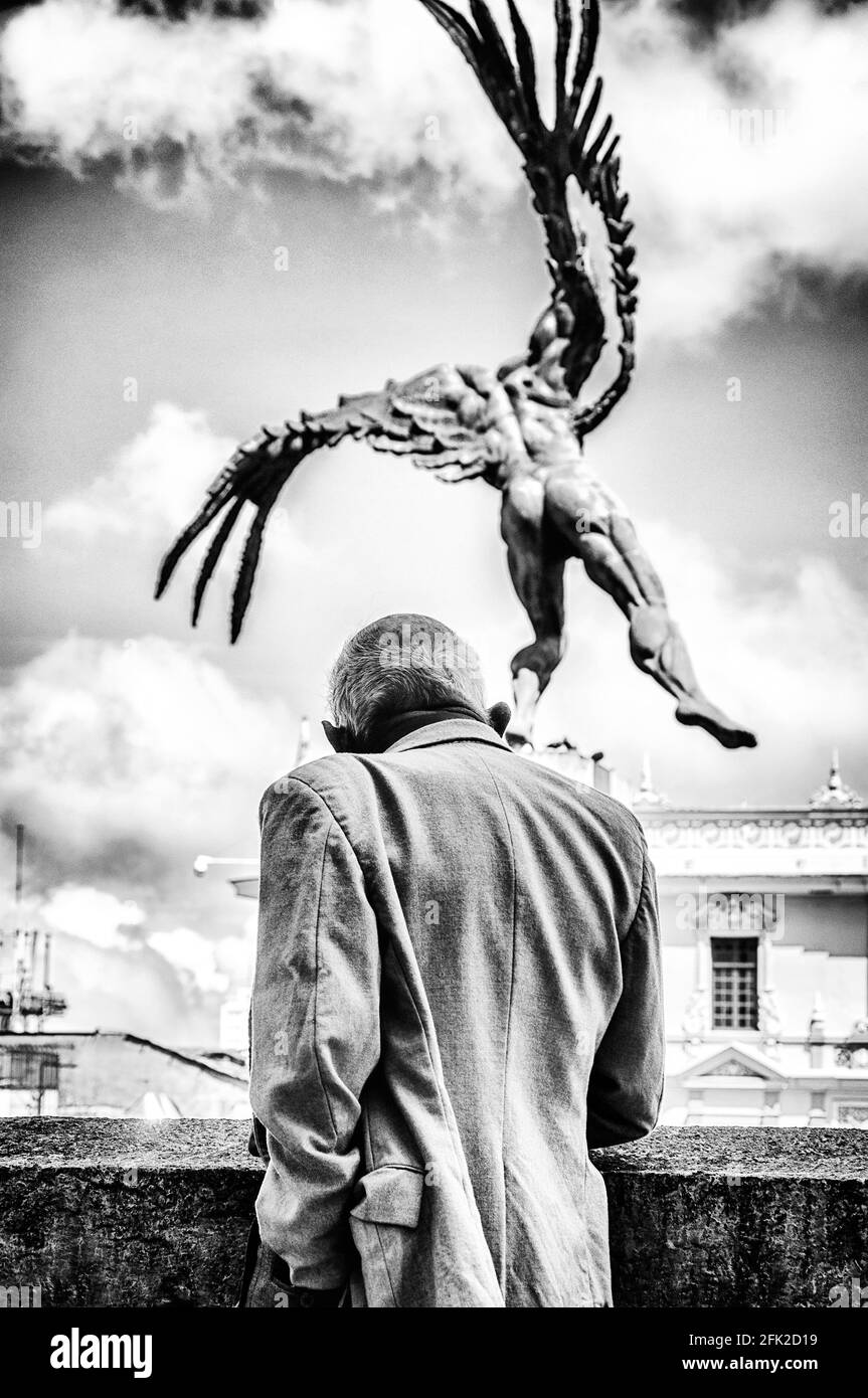 Vieil homme avec son dos et sa sculpture. Manizales, Caldas, Colombie. Banque D'Images