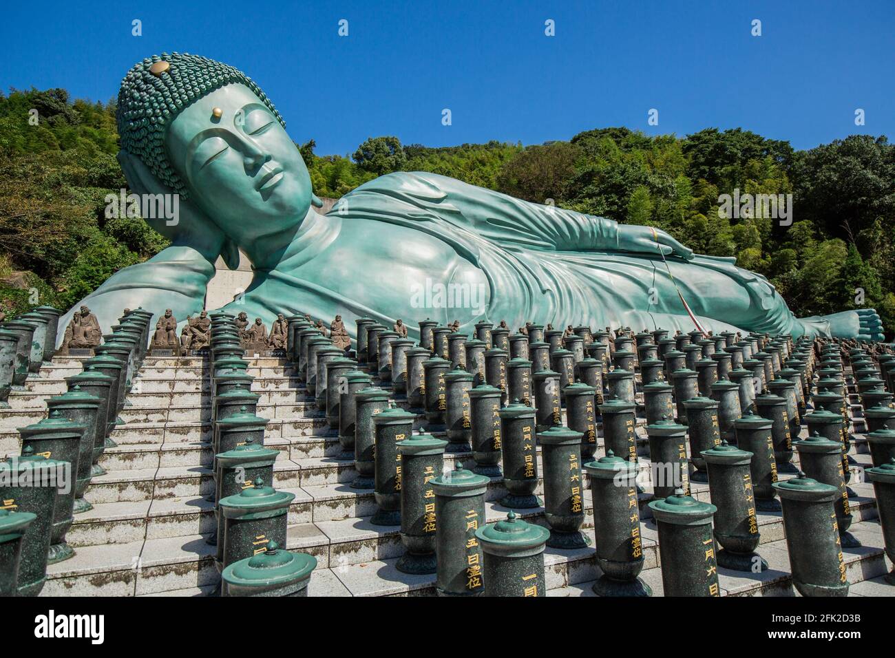 Temple bouddhiste Nazoin avec Bouddha couché. Ciel bleu et statue turquoise sur le côté. Bouddha le plus long du monde. Fukuoka, Japon Banque D'Images
