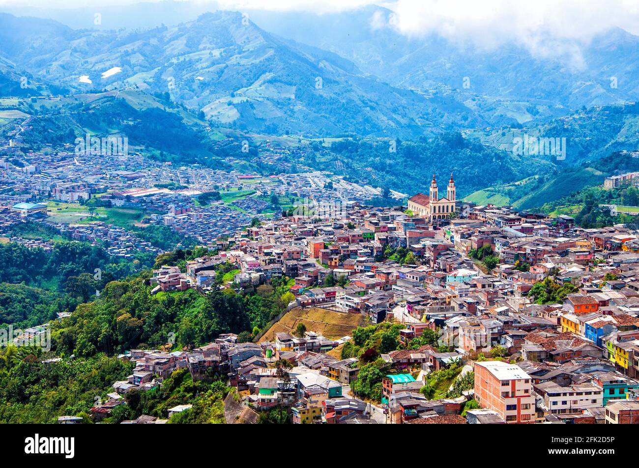 Vue panoramique sur la ville, ses maisons, l'église et les montagnes. Manizales, Caldas, Colombie. Banque D'Images